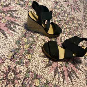 Black wedges
